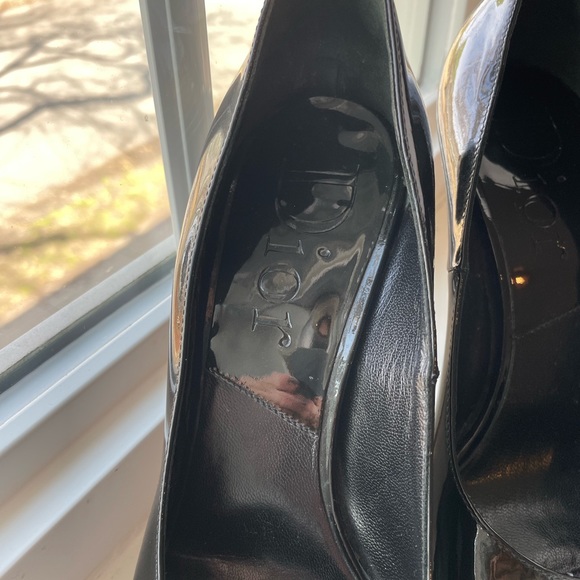 DIOR black patent pumps. Slight wear, but cannot see when on. Size 38.5 - Picture 2 of 10